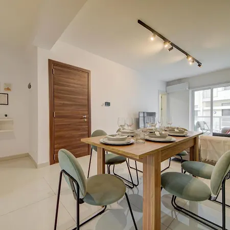 Designer 4 Bedroom Family With Side Sea View アパート セント・ポールズ・ベイ