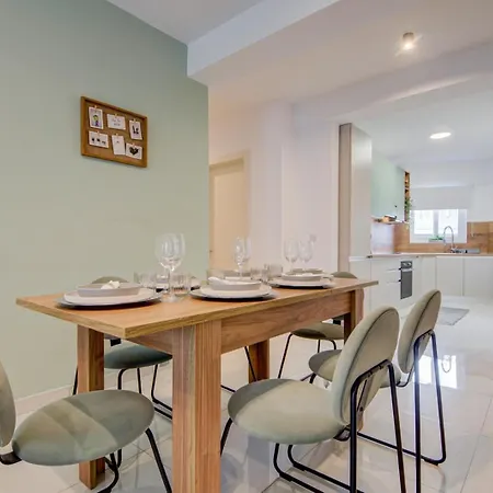 Designer 4 Bedroom Family With Side Sea View セント・ポールズ・ベイ