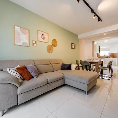 Designer 4 Bedroom Family With Side Sea View *