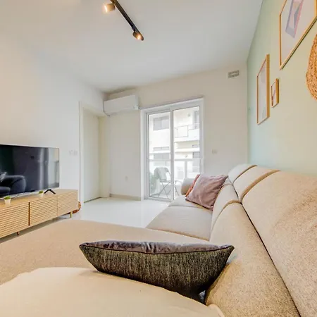Apartament Designer 4 Bedroom Family With Side Sea View