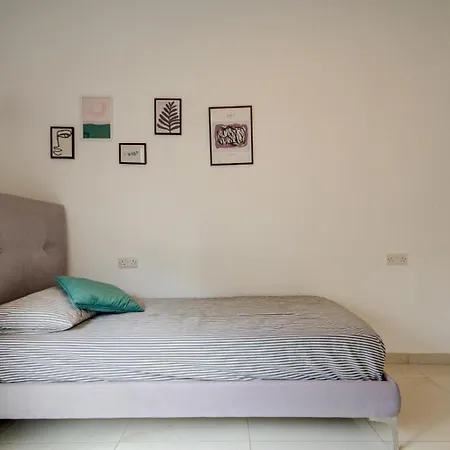 Designer 4 Bedroom Family With Side Sea View * セント・ポールズ・ベイ
