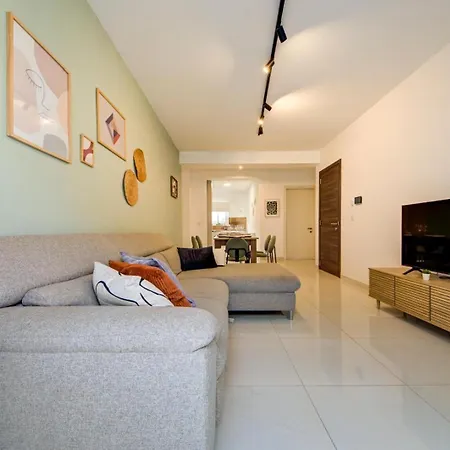 Designer 4 Bedroom Family With Side Sea View * セント・ポールズ・ベイ