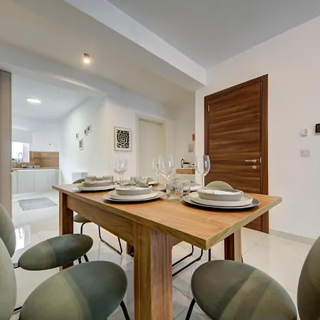 Apartament Designer 4 Bedroom Family With Side Sea View