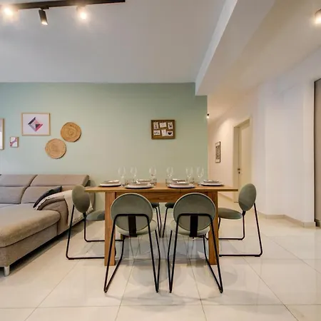 Designer 4 Bedroom Family With Side Sea View Apartament *