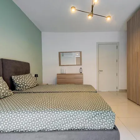 Designer 4 Bedroom Family With Side Sea View *