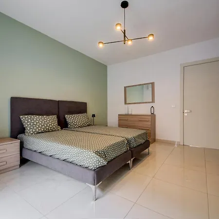 Designer 4 Bedroom Family With Side Sea View Apartament St. Paul's Bay