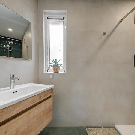 Designer 4 Bedroom Family With Side Sea View アパート セント・ポールズ・ベイ