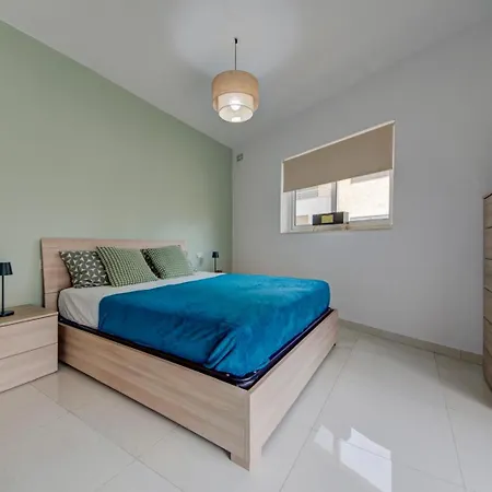 アパート Designer 4 Bedroom Family With Side Sea View セント・ポールズ・ベイ