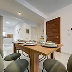 Διαμέρισμα Designer 4 Bedroom Family With Side Sea View