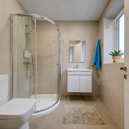 Appartement Designer 4 Bedroom Family With Side Sea View *