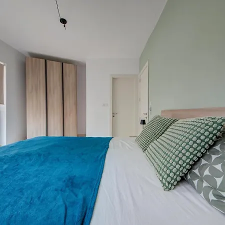 Appartement Designer 4 Bedroom Family With Side Sea View *